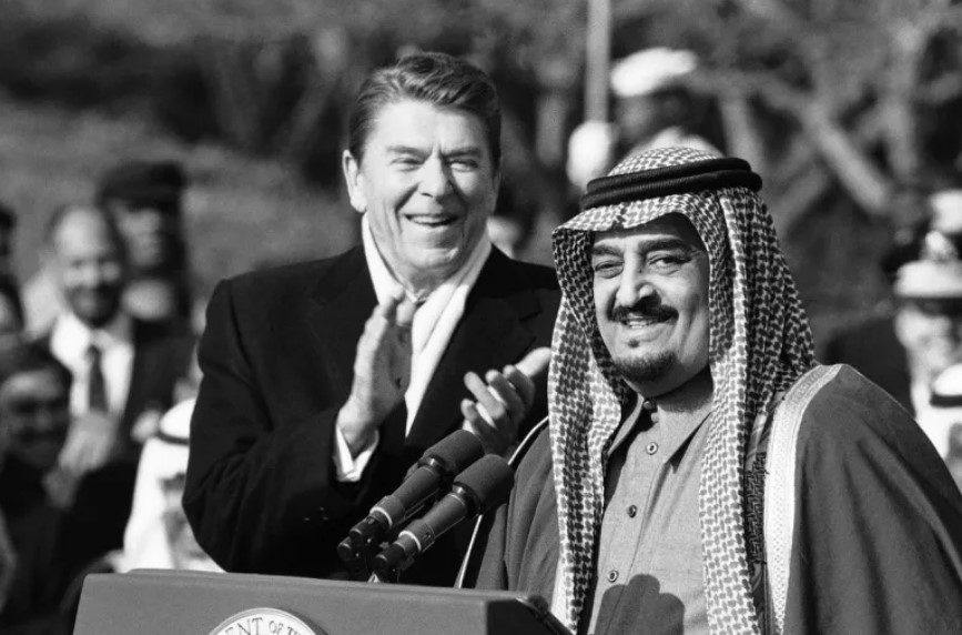 Ronald Reagan applauds as Saudi King Fahad speaks