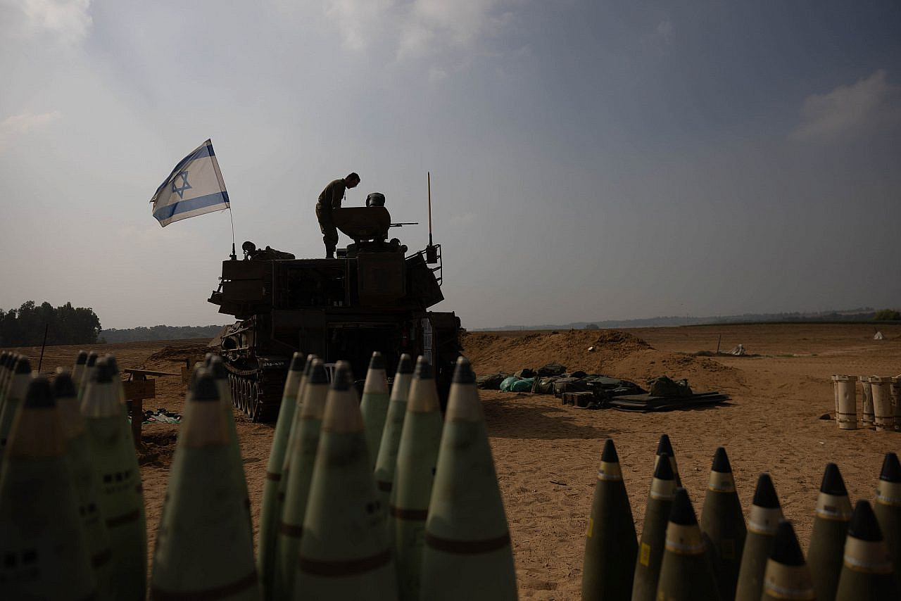 Israeli artillery stationed near the Gaza fence